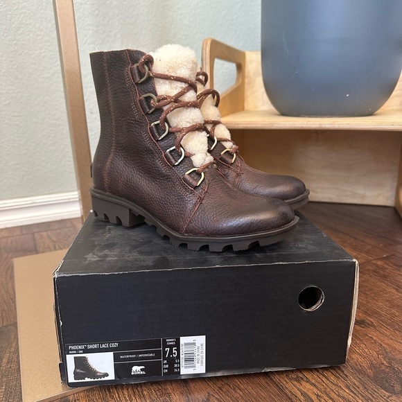 SOREL | Phoenix Short Lace Cozy Boot - Picture 7 of 12